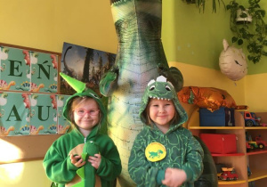 Dziewczynki pozują z dinozaurem