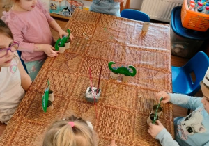 Dzieci wykonują prace plastyczne o dinozaurach