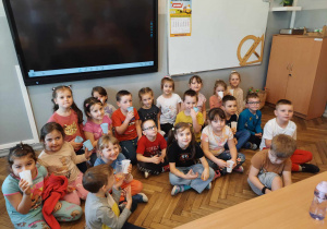 Dzieci siedzą w klasie pierwszaków.