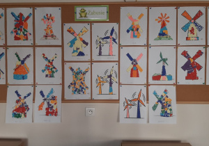 Wystawa prac dzieci przedstawiających wiatraki
