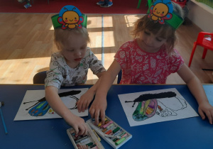 Dzieci rysują motyle