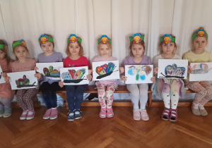 Dzieci prezentują narysowane przez siebie motyle