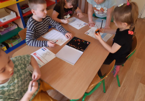 Dzieci kolorują flagę Holandii