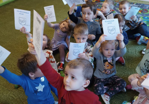 Dzieci pokazują "paszporty"