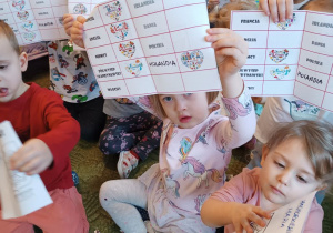 Dzieci pokazują ile krajów już zwiedziły