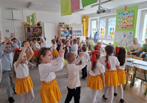 Dzieci ilustrują ruchem treść utworu muzycznego
