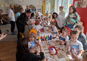 Dzieci oraz goście przygotowują dekoracje wielkanocne