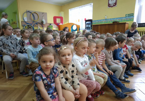Dzieci oglądają występ baletnic
