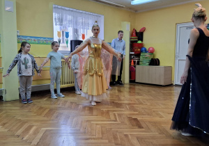 Baletnica pokzauje dzieciom ruchy