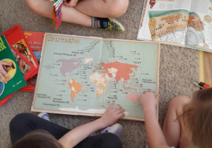 Grupa dzieci ogląda mapę.