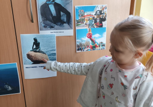 Dziewczynka pokazuje Syrenkę - symbol Danii