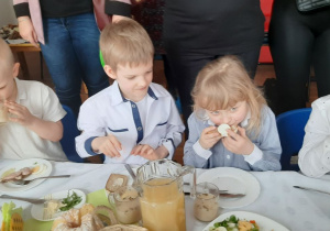 Dzieci jedzą wielkanocne potrawy