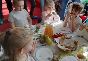 Dzieci jedzą wielkanocne potrawy