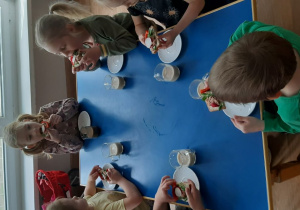 Dzieci jedzą "duńskie" kanapki