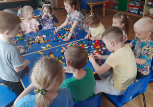 Dzieci bawią się klockami Lego