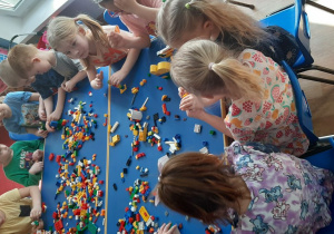 Dzieci bawią się klockami Lego