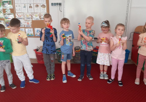 Dzieci prezentują wykonane figury z klocków Lego