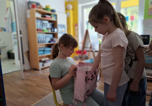 Dziewczynki składają życzenia koleżance