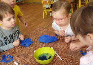 dzieci barwią wodę bibułą