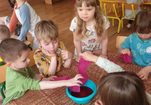 dzieci barwią wodę bibułą