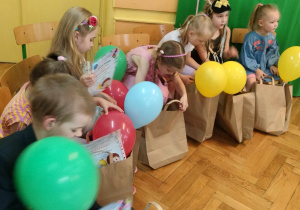 Dzieci oglądają swoje upominki
