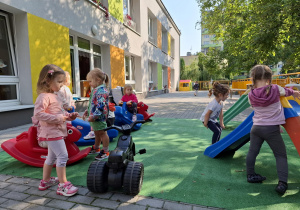 Dzieci bawią się na przedszkolnym tarasie