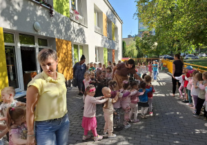 Dzieci biorą udział we wspólnej zabawie na przedszkolnym tarasie