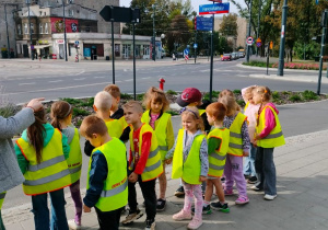 Dzieci obserwują ruch na skrzyżowaniu