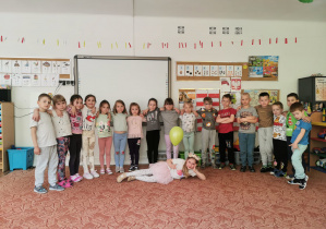 Grupa dzieci pozuje do zdjęcia z jubilatką