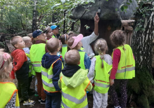 Dzieci zwiedzają Dolinę Skrzatów