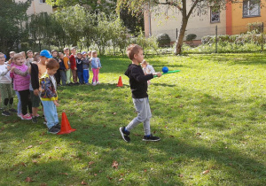 Dzieci uczestniczą w zabawach sportowych w ogrodzie przedszkolnym