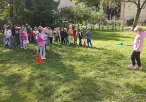 Dzieci uczestniczą w zabawach sportowych w ogrodzie przedszkolnym