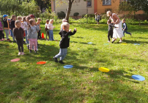 Dzieci uczestniczą w zabawach sportowych w ogrodzie przedszkolnym