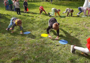 Dzieci uczestniczą w zabawach sportowych w ogrodzie przedszkolnym