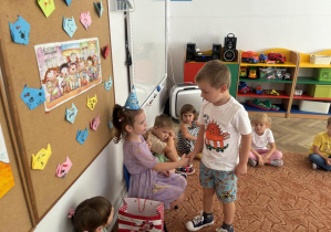 Chłopiec składa życzenia Madzi