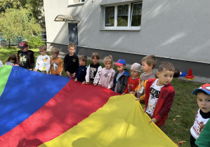 Dzieci podczas zabawy z chustą animacyjną