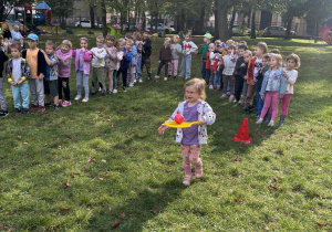 Dziewczynka przenosi piłeczkę na rakietce