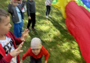 Dzieci podczas zabawy z chustą animacyjną