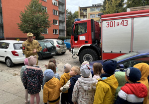 Dzieci przed samochodem strażackim