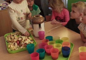 Dzieci samodzielnie przygotowują sok z jabłek