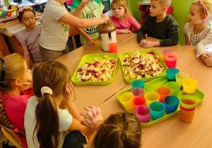 Dzieci samodzielnie przygotowują sok z jabłek