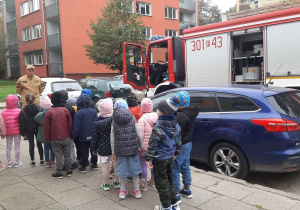 Dzieci słuchają pogadanki pana strażaka