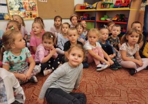 Dzieci z grupy drugiej słuchają czytanych wierszy i bajek