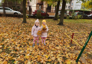 Dziewczynki pozują do zdjęcia.