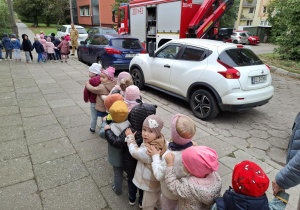 Dzieci czekają na spotkanie ze strażakiem