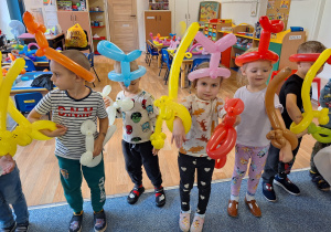 Dzieci trzymają w rękach nadmuchane balony