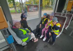 Dzieci jadą tramwajem do planetarium