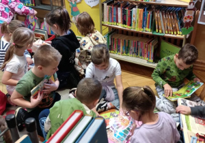 Dzieci uczestniczą w zajęciach w bibliotece