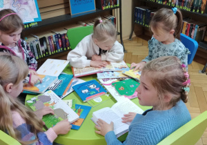 Dzieci uczestniczą w zajęciach w bibliotece