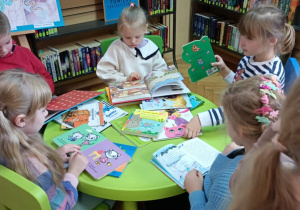 Dzieci uczestniczą w zajęciach w bibliotece